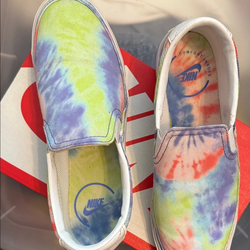Nike Women’sMulticolor Tie-Dye Slip-On Sneakers